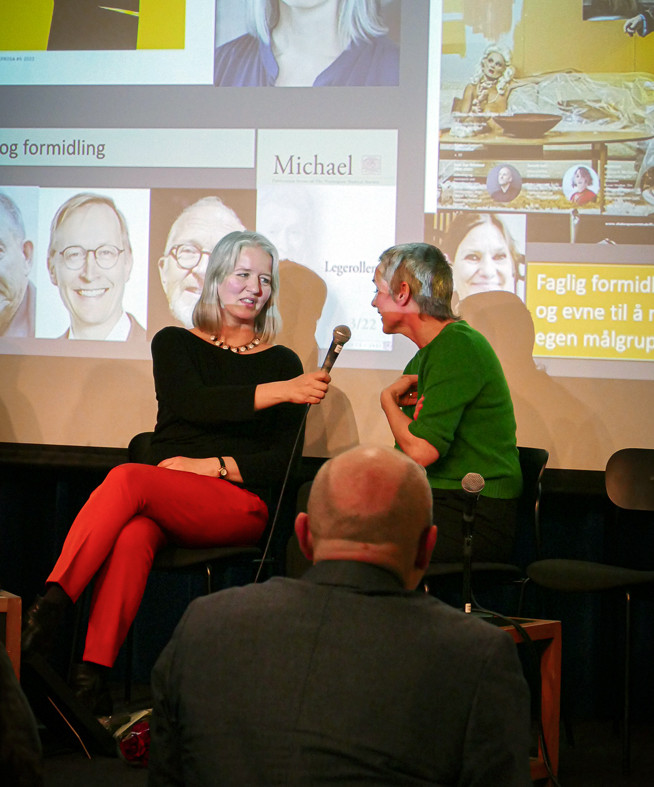 Redaktør Merete Røsvik og designar Johanne Hjorthol i samtale under prisutdelinga på Litteraturhuset i Oslo 30. mars 2023.