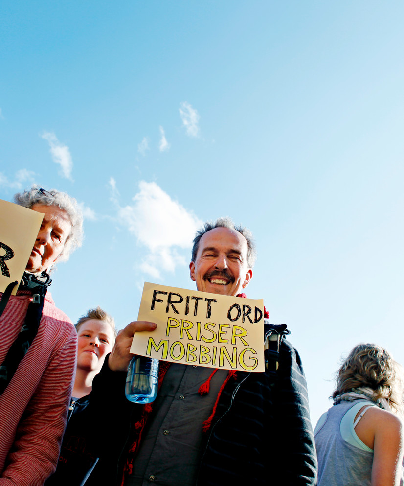 Noen av de rundt 1000 demonstrantene som protesterte mot utdelingen av Fritt Ord-prisen til Nina Karin Monsen i mai 2009. FOTO: SARA JOHANNESSEN MEEK / NTB