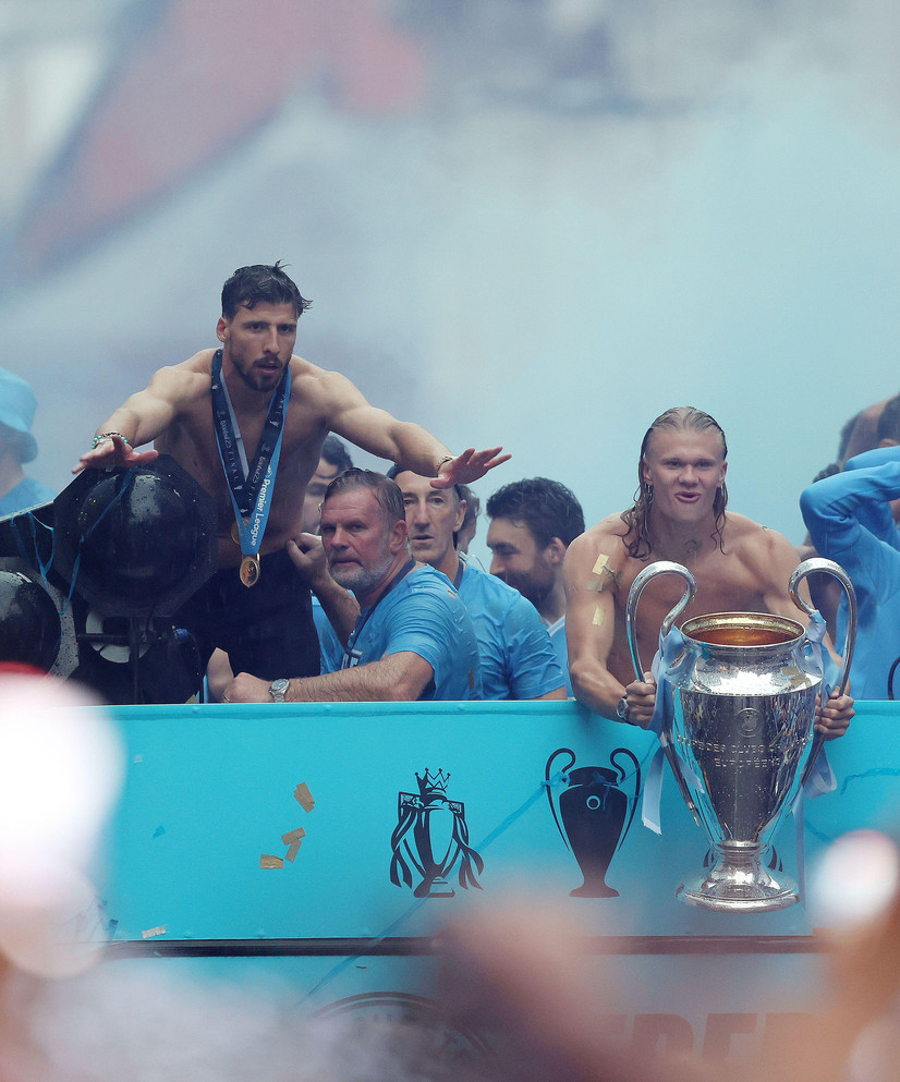 Manchester City-spillerne Erling Braut Haaland og Ruben Dias under lagets seiersparade i Manchester etter å ha vunnet «The Treble», 12. juni 2023.
FOTO: PHILIP BRYAN / ALAMY LIVE NEWS