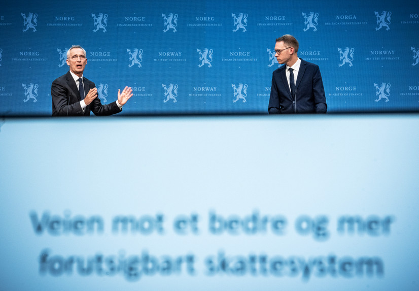 Skattekommisjonens leder Eigil Knutsen overrekker kommisjonens rapport til finansminister Jens Stoltenberg.