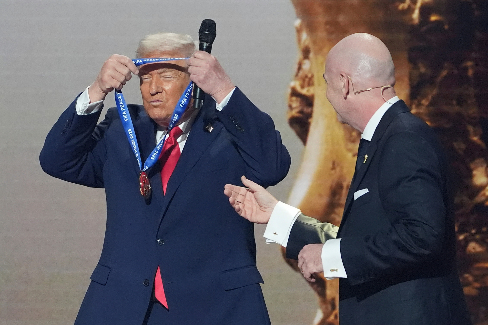 Gianni Infantino (t.h.) har nettopp overrakt FIFAs fredspris til Donald Trump. Foto: NTB