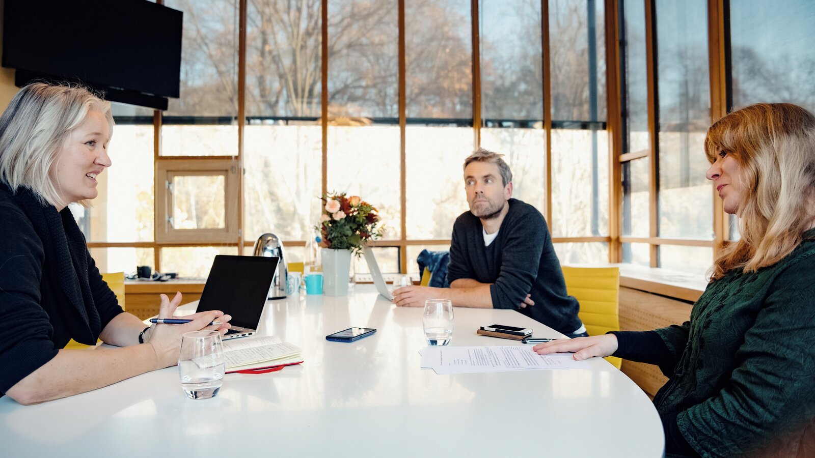 Bilde fra intervjusituasjonen med Merete Røsvik, Arve Rød og Sissel Furuseth. Foto: Ilja C. Hendel