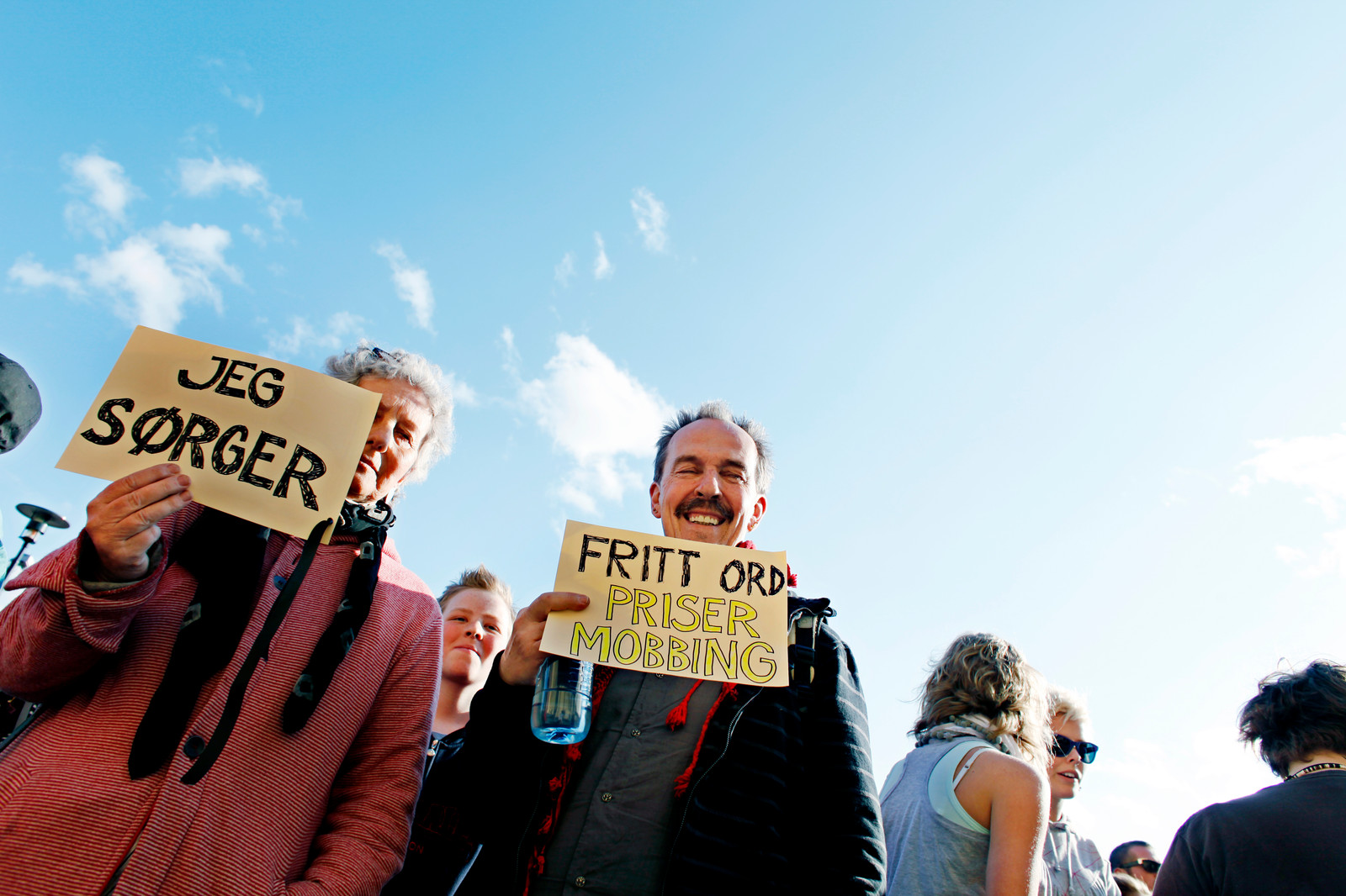 Noen av de rundt 1000 demonstrantene som protesterte mot utdelingen av Fritt Ord-prisen til Nina Karin Monsen i mai 2009. FOTO: SARA JOHANNESSEN MEEK / NTB