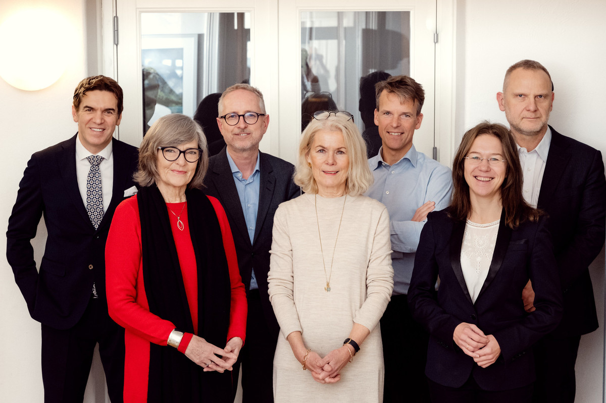 Dagens styre i Fritt Ord. Bak fra venstre: Sylo Taraku, Bård Vegar Solhjell (nestleder), Bjarne Kveim Lie, Frank Rossavik. Foran fra venstre: Kjerstin Gautestad Norheim, Grete Brochmann (leder), Anine Kierulf. FOTO: FRITT ORD / ILJA C. HENDEL