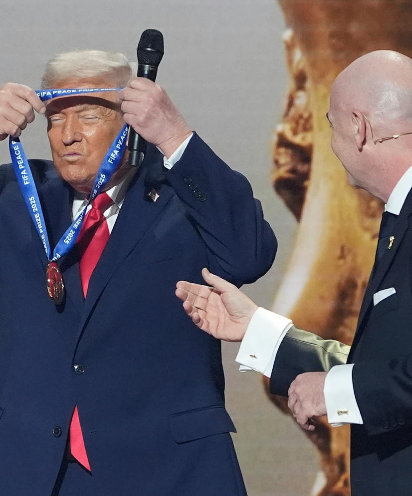 Donald Trump tek på seg vinnarmedaljen for den første fredsprisen frå Fifa, overlevert av Fifa-president Gianni Infantino under VM-trekninga 5. desember 2025. Foto: AP Photo / Evan Vucci, File 