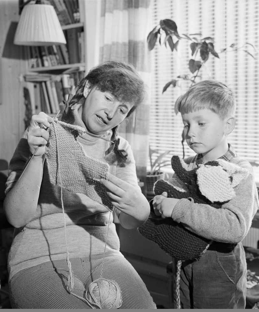 Hjemme hos familien Vestly på Bøler i 1964. Anne-Cath Vestly og Håkon Vestly. FOTO: RIGMOR DAHL DELPHIN / OSLO MUSEUM