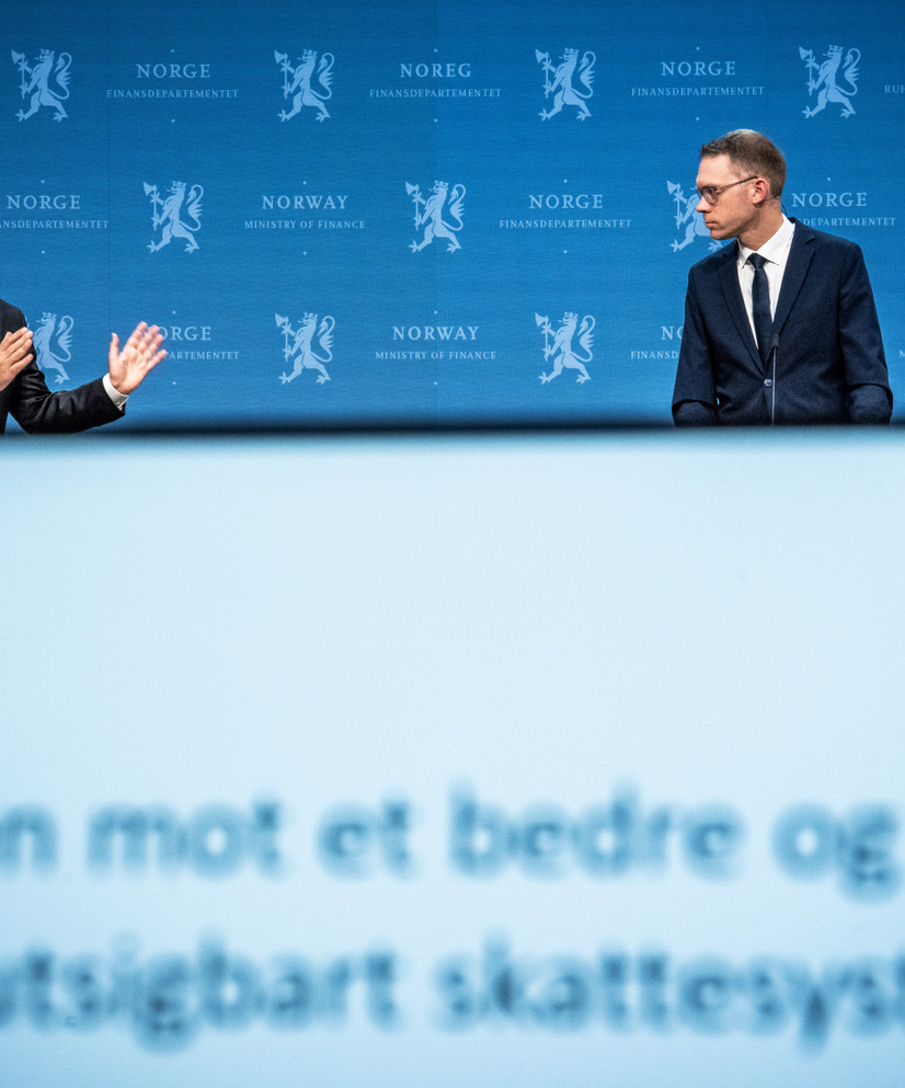 Skattekommisjonens leder Eigil Knutsen overrekker kommisjonens rapport til finansminister Jens Stoltenberg.