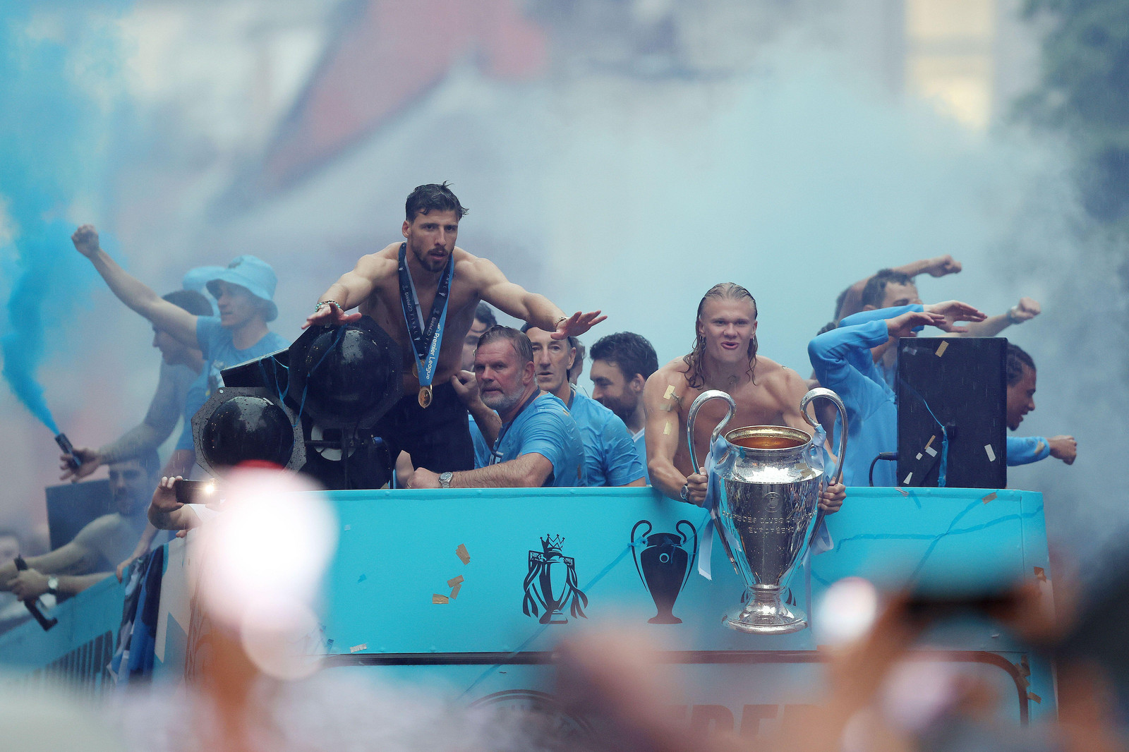 Manchester City-spillerne Erling Braut Haaland og Ruben Dias under lagets seiersparade i Manchester etter å ha vunnet «The Treble», 12. juni 2023.
FOTO: PHILIP BRYAN / ALAMY LIVE NEWS