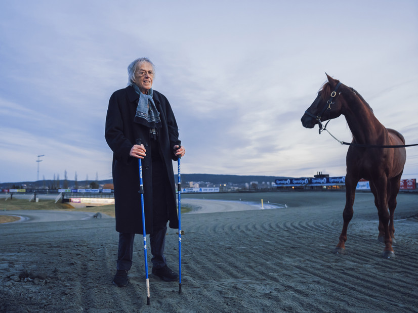 Dag Solstad og den åtte år gamle varmblodstraveren Reggae d’Estino på Bjerke Travbane. Foto: Fartein Rudjord / Forlaget Oktober