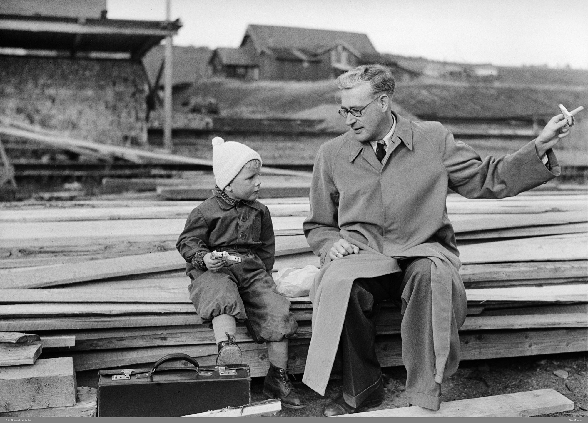 Statsråd Erik Brofoss med sønnen Karl Erik. Grorud jernbaneverksted, 1947. FOTO: LEIF KROHN ØRNELUND / OSLO MUSEUM