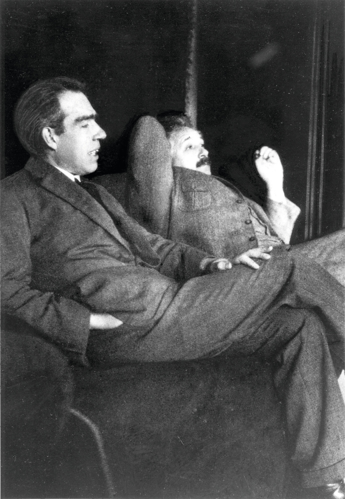 Niels Bohr og Albert Einstein. Bildet er tatt
i Paul Ehrenfests hjem
i Leiden i Nederland.
Anledningen var
trolig 50-årsjubileet
for Hendrik Lorentz’
doktorat (11. desember
1925).
