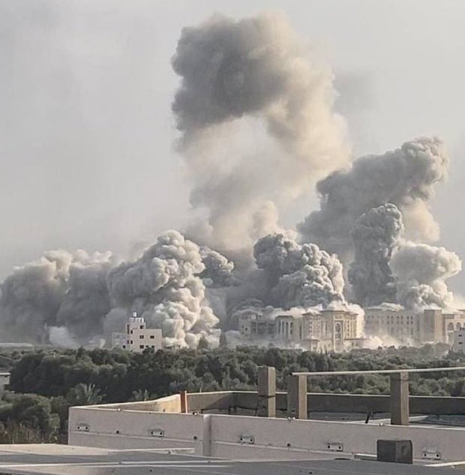 Al-Azhar-universitetet
i røyk etter Israels bombeangrep 6. november 2023.