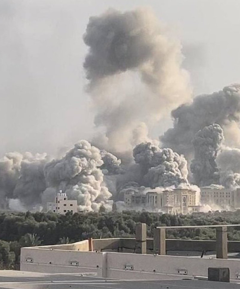 Al-Azhar-universitetet
i røyk etter Israels bombeangrep 6. november 2023.