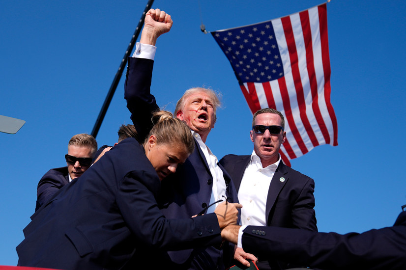 USAs president Donald Trump omgitt av sikkerhetsvakter etter attentatforsøket mot ham under et valgkamparrangement i Butler i Pennsylvania 13. juli 2024. FOTO: AP PHOTO / EVAN VUCCI / FILE