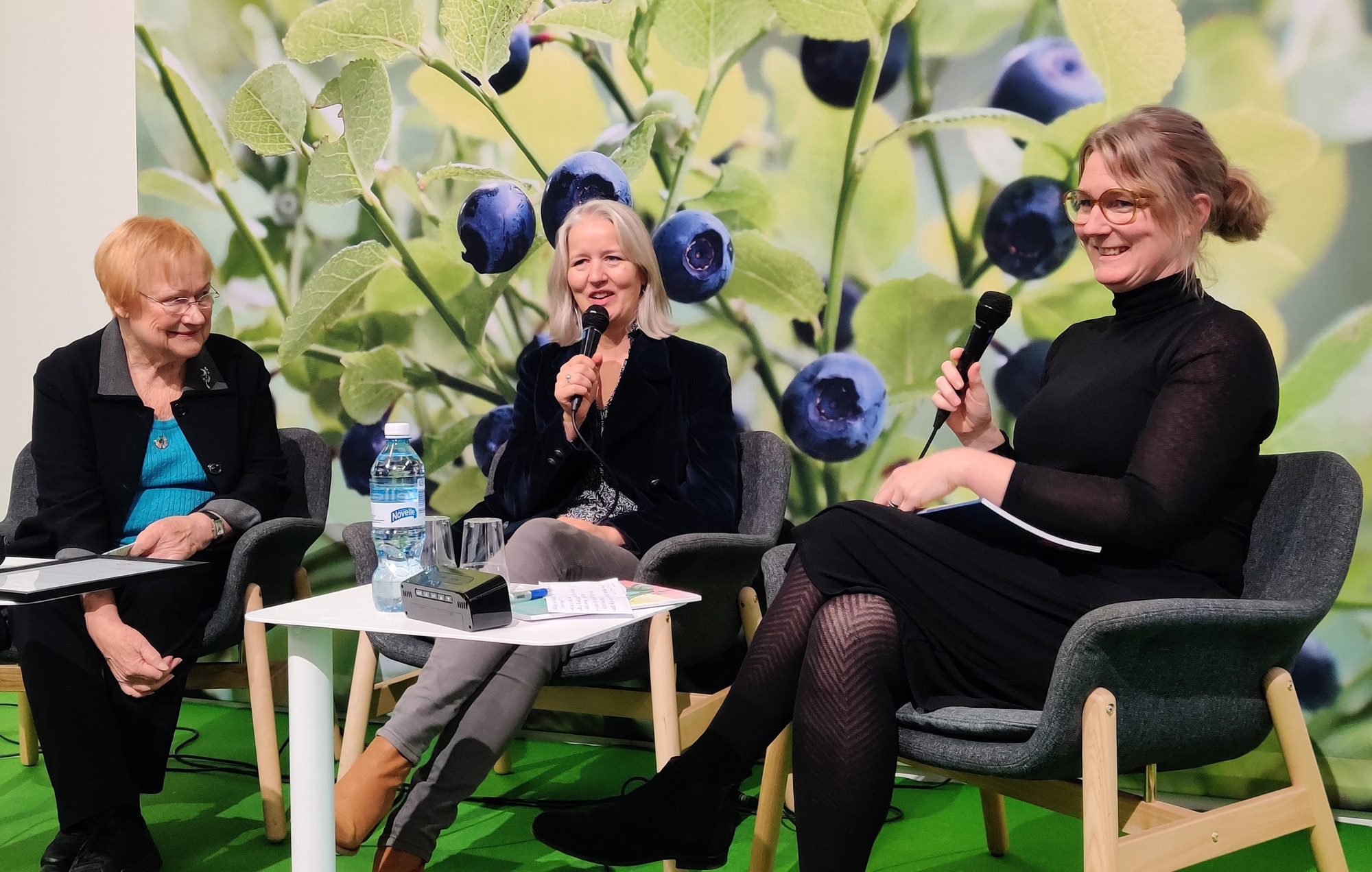 Prosa-redaktør Merete Røsvik i samtale med Maria Felle og president Tarja Halonen, Helsinki bokmesse 28. oktober.