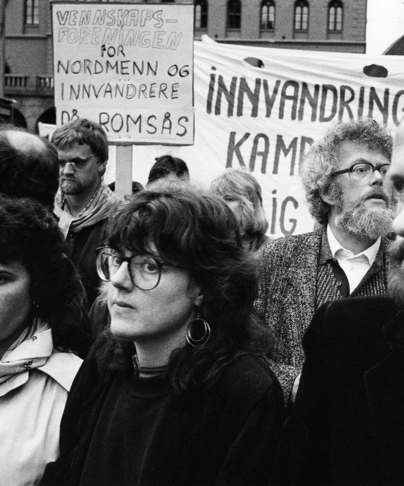 Svart/hvitt arkivfoto av mennesker i 1. mai-demonstrasjon på Youngstorget i Oslo i 1987, forfatter Dag Solstad til høyre i bildet.