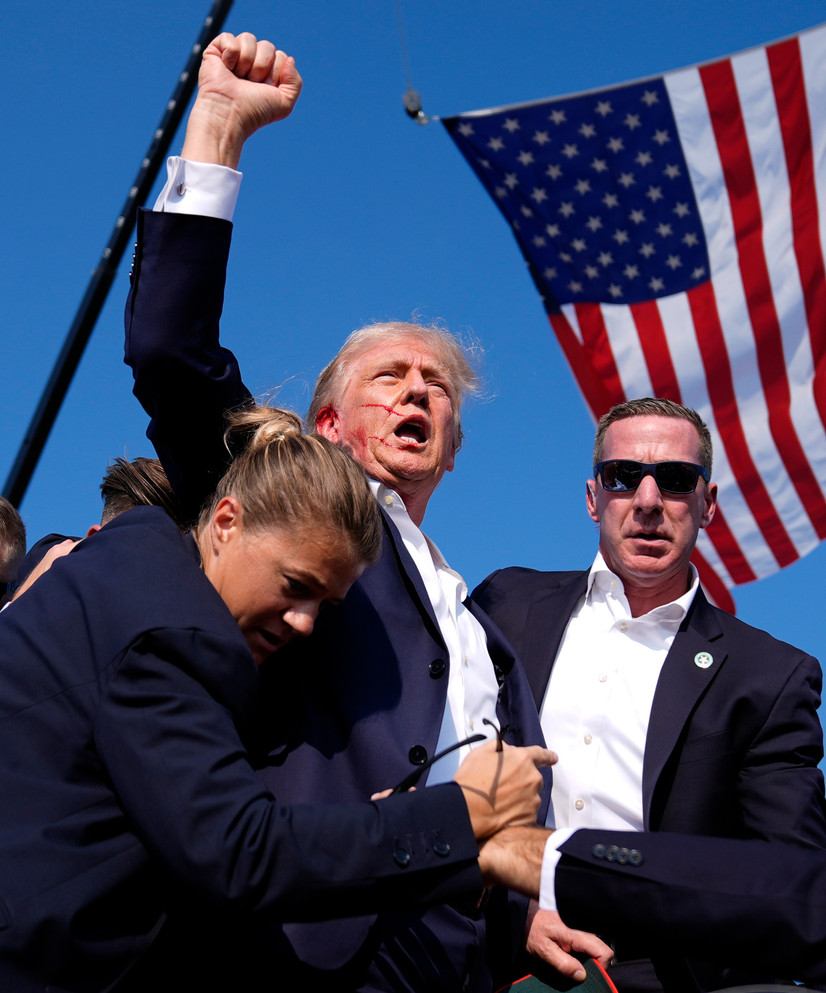 USAs president Donald Trump omgitt av sikkerhetsvakter etter attentatforsøket mot ham under et valgkamparrangement i Butler i Pennsylvania 13. juli 2024. FOTO: AP PHOTO / EVAN VUCCI / FILE